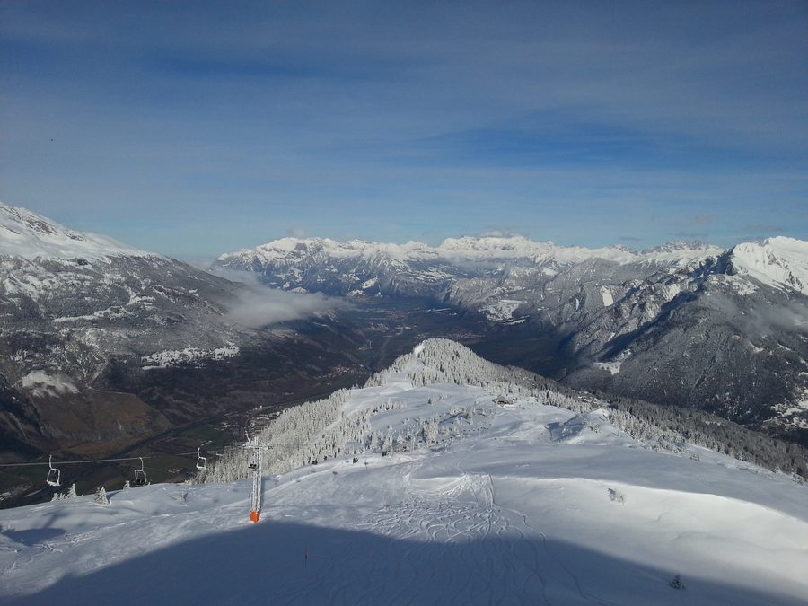 Blick vom Furggabüel auf die Fünf Dörfer mit Zizers und Landquart vor der Berglandschaft Graubündens