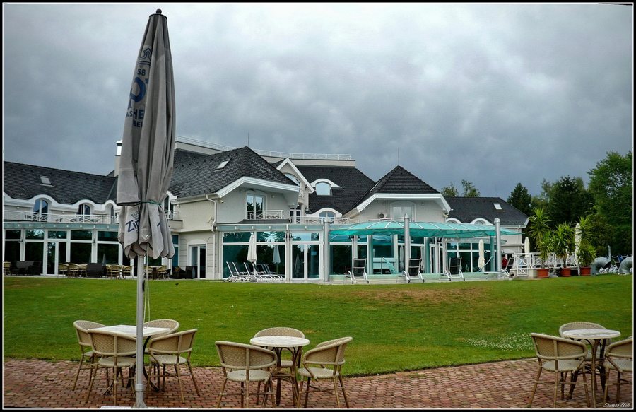 File:Szarvas, Hotel Liget - panoramio.jpg