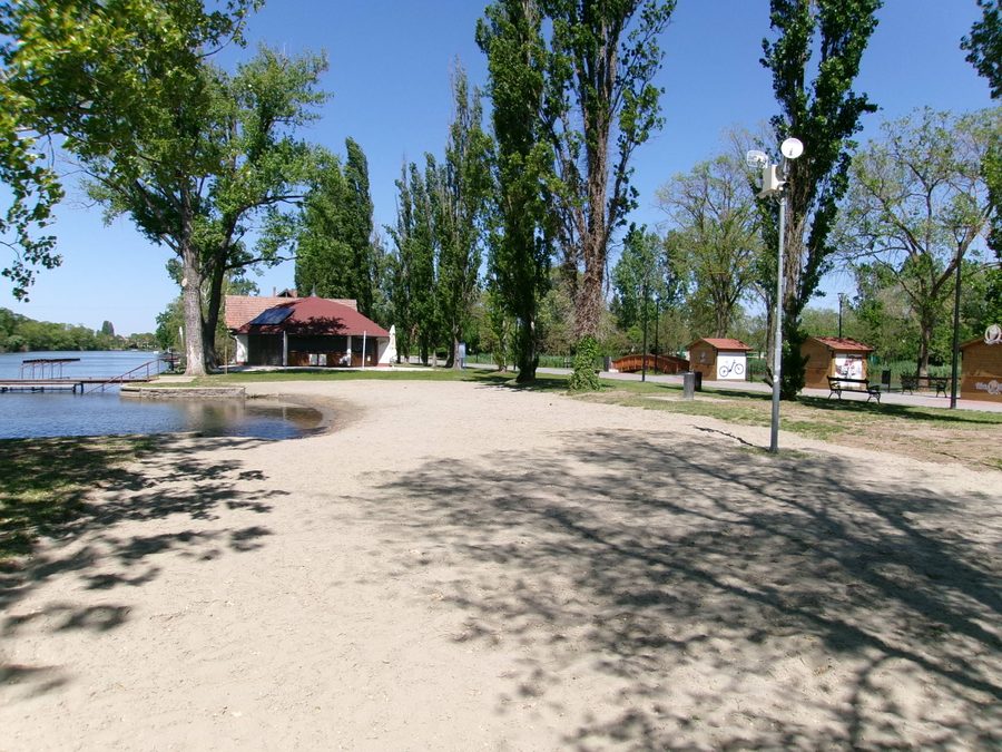Sandy Körös rivershore at Várkert in Szarvas, Békés County