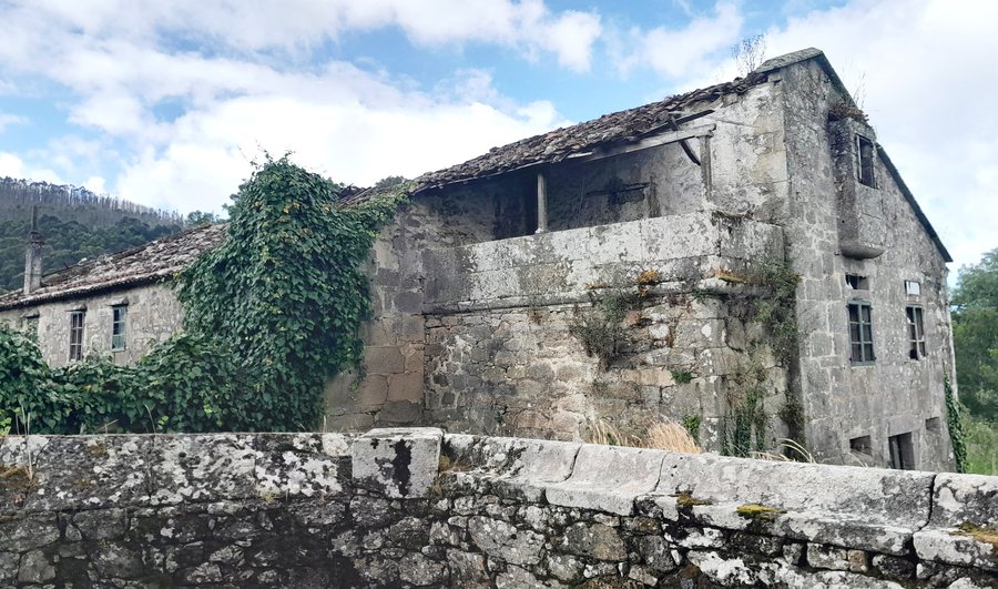File:Porto do Son, Miñortos casa reitoral.jpg