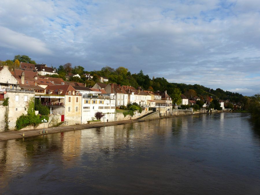 The Vézère upstream of the bridge in Le Bugue in the Dordogne department