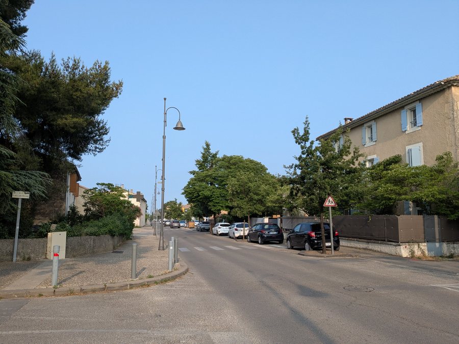 File:Robion - Avenue Aristide Briand, vers l'ouest, depuis la rue Daniel Bertrand (juin 2025).jpg