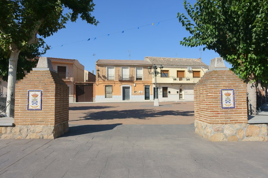 File:La Mata, plaza de la Constitución.jpg
