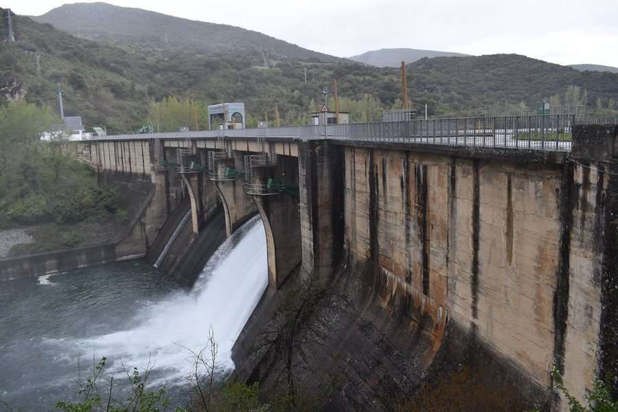 File:Presa do encoro de Penarrubia no río Sil, entre Carucedo (O Bierzo) e Pardollán (Rubiá) 1.jpg
