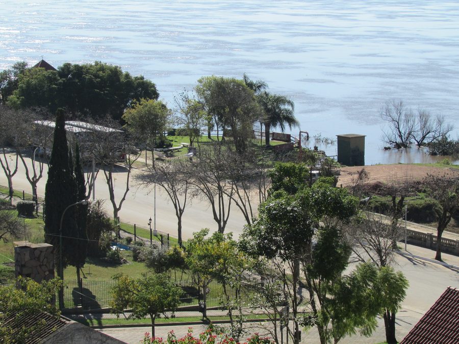 Uferpromenade und Río Uruguay in Colón, Entre Ríos