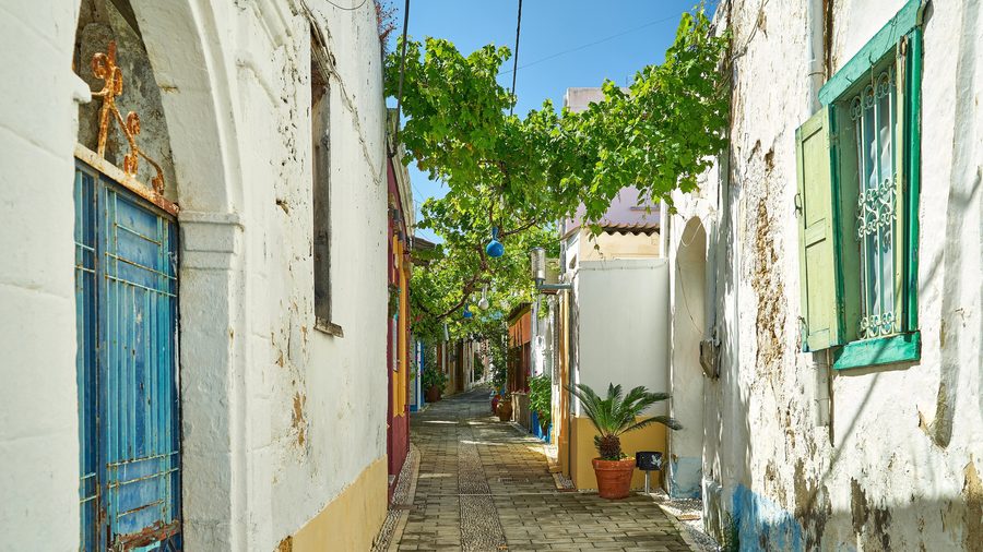Traditionelle Häuser und Straßen im alten Dorf von Koskinou auf Rhodos