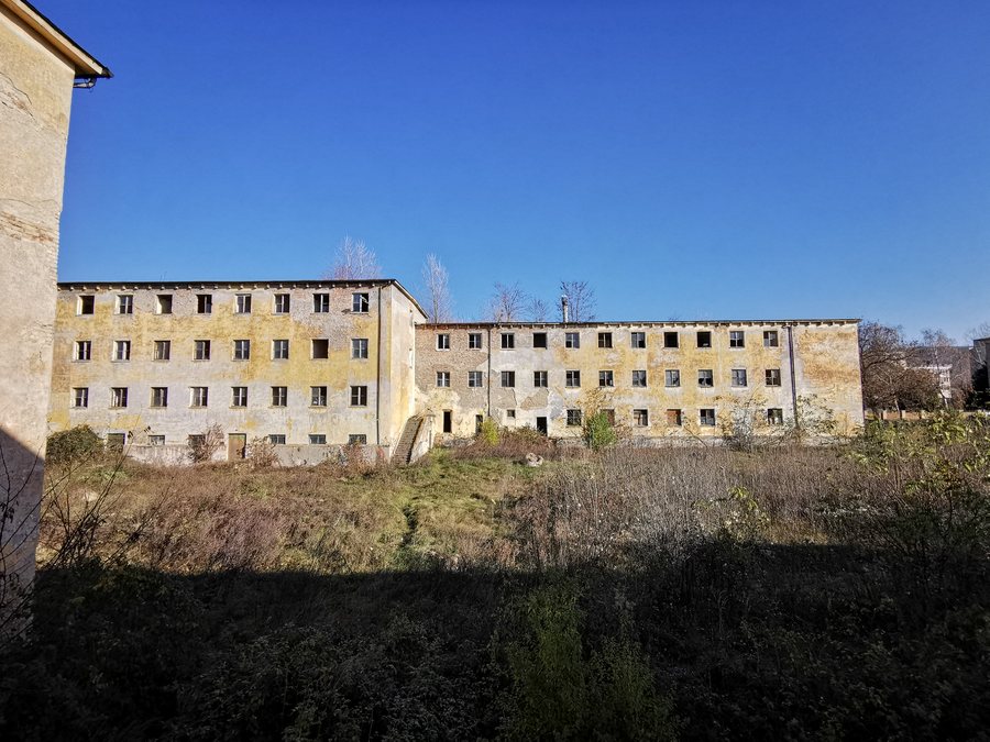 File:Baj, elhagyatott laktanya, 14.jpg