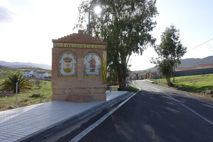 File:Entrada a San Lorenzo de Calatrava.jpg