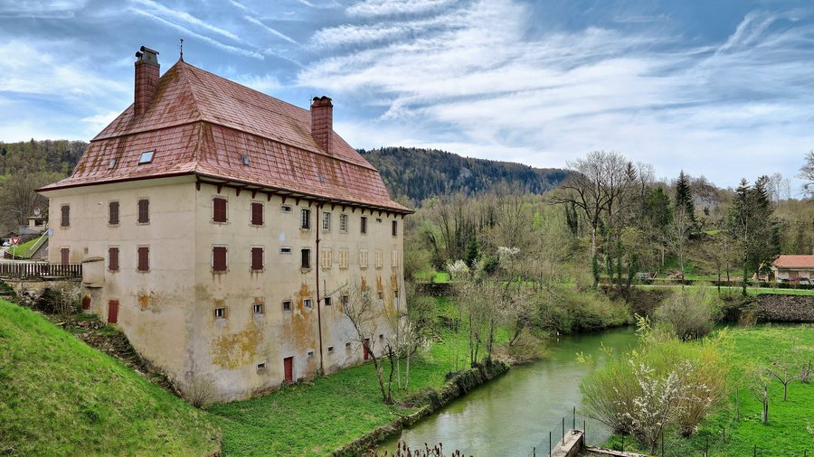File:Les Planches-en-Montagne, la maison du roulage au bord de la Saine.jpg
