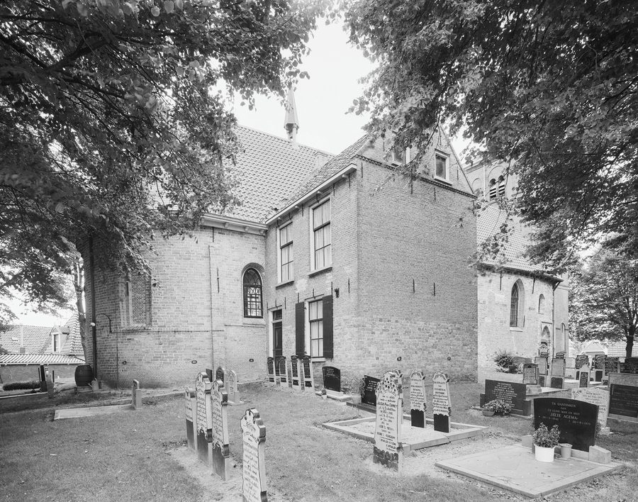 Overzicht van de noordoostgevel van de Sint Margarethakerk met kerkhof in Oosterlittens