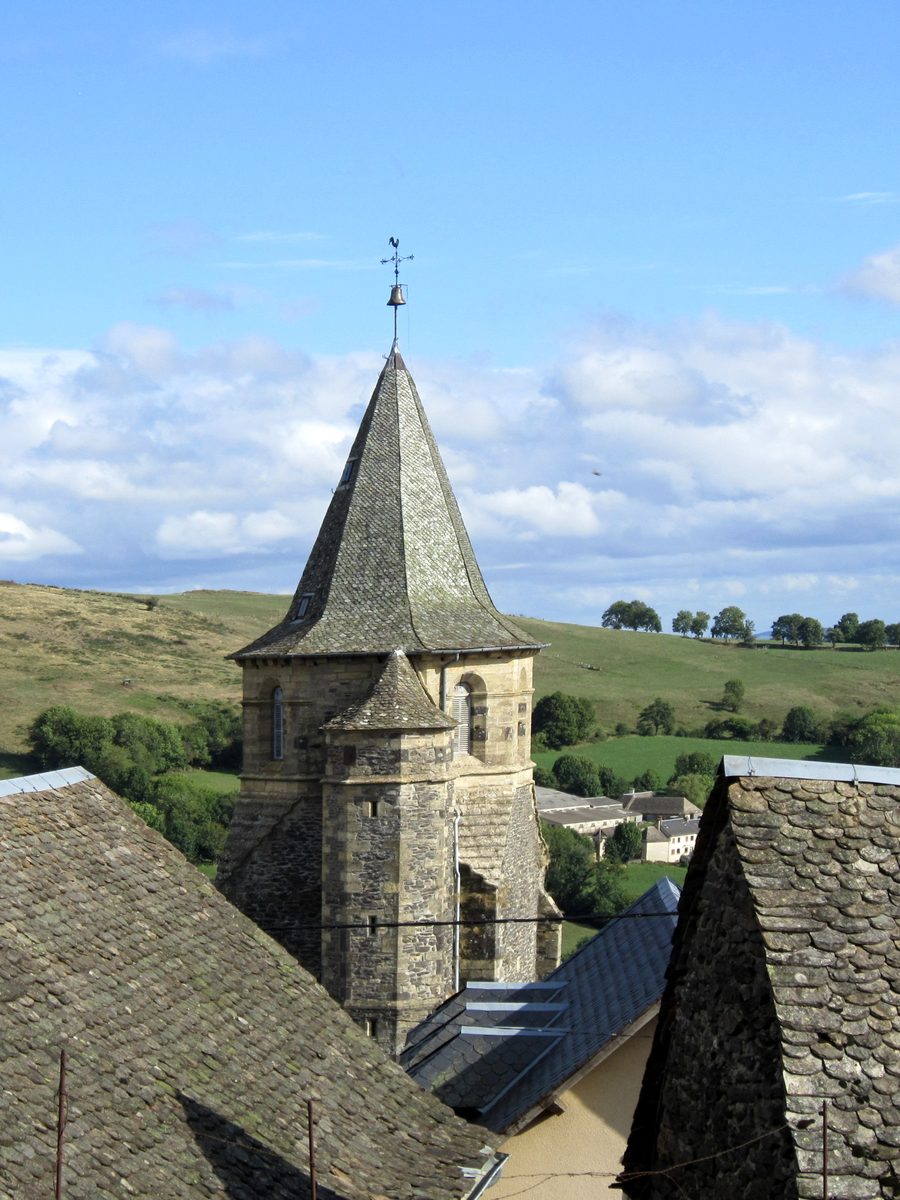 Außenansicht der Kirche Saint-Laurent in Prades-d'Aubrac