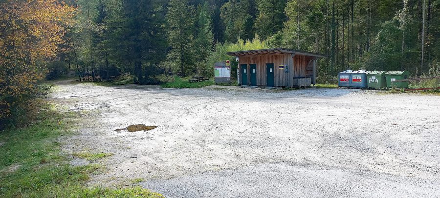 Parking area at Erlaufboden at the entrance to the Hintere Tormäuer