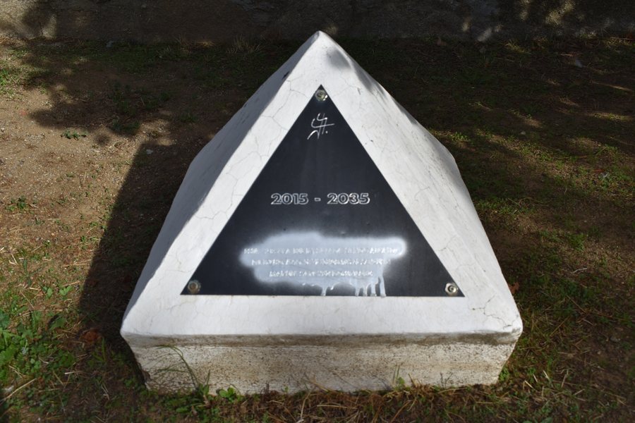 File:Igrexa de Valdefuentes de Sangusín - cápsula do tempo.jpg