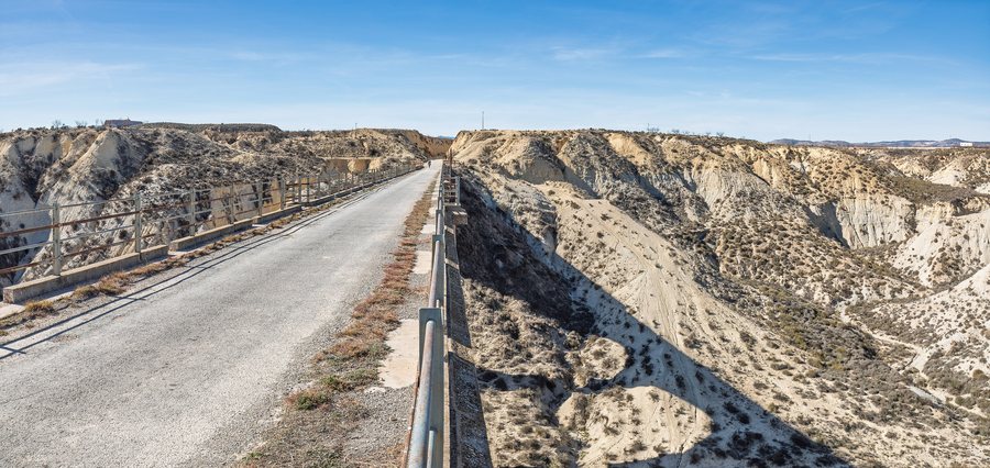 File:Vía Verde del Noroeste or Antigua vía Murcia-Caravaca crosses Rambla de Perea, Los Baños de Mula, Río Mula, Murcia, Spain, 2025 February.jpg