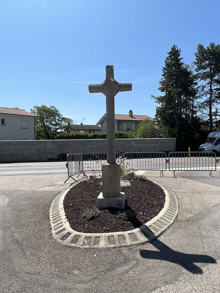 File:Croix à Loyettes (Ain, France), vers le stade, en juillet 2023.JPG