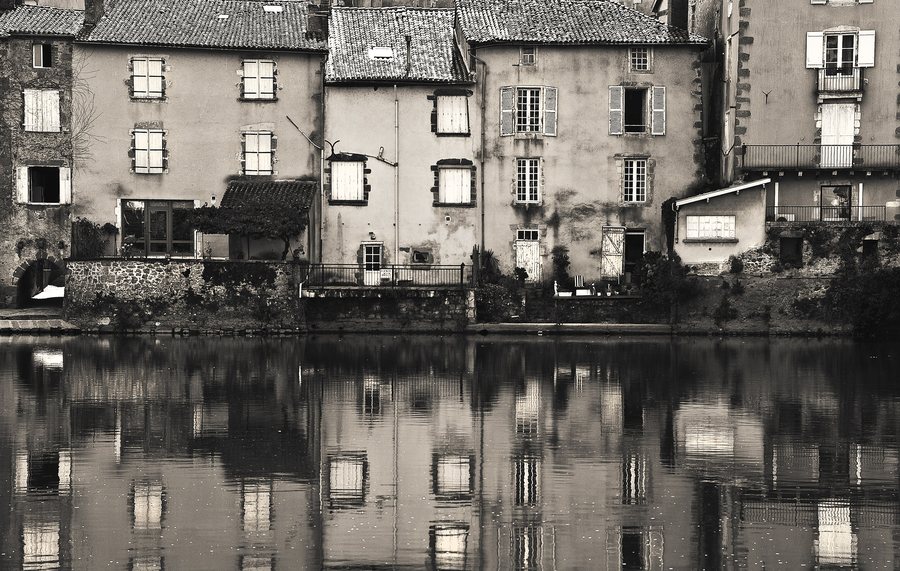 File:Confolens France Reflections (6868627617).jpg
