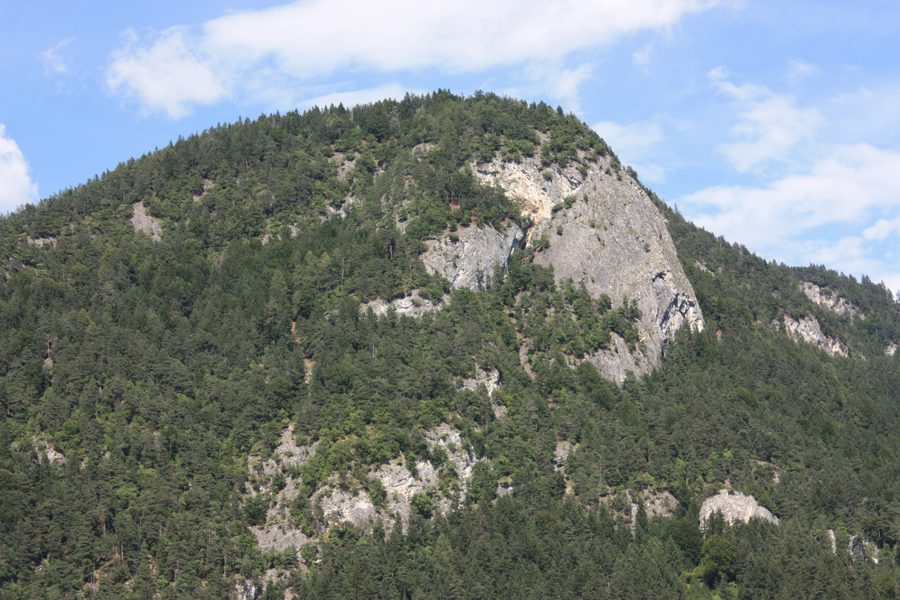 Die markante Felsformation Pleschwand bei Weißenstein in Kärnten