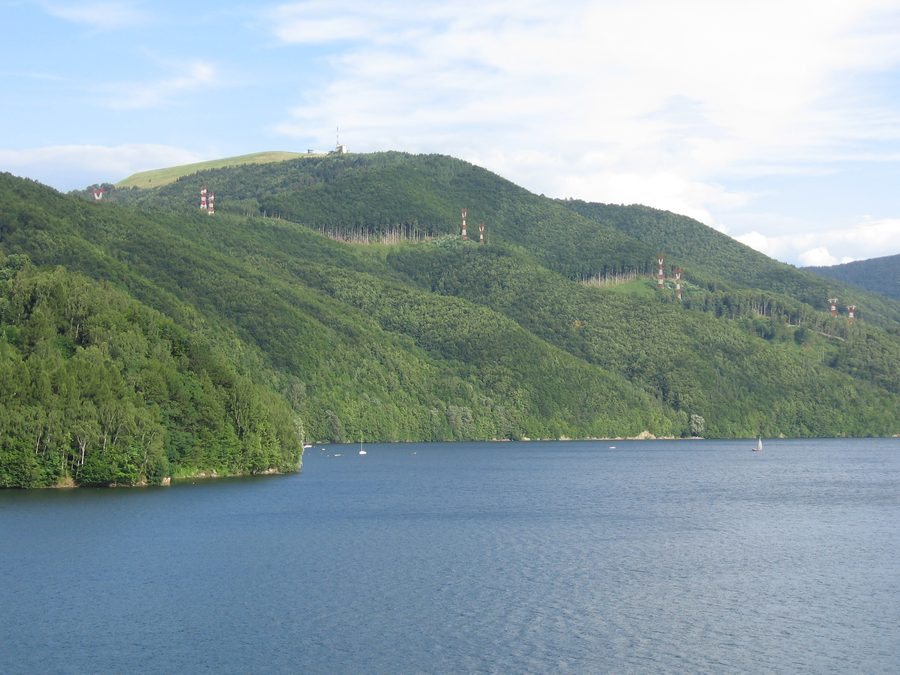 Blick auf den Berg Żar und den Międzybrodzie-Stausee in Międzybrodzie Bialskie
