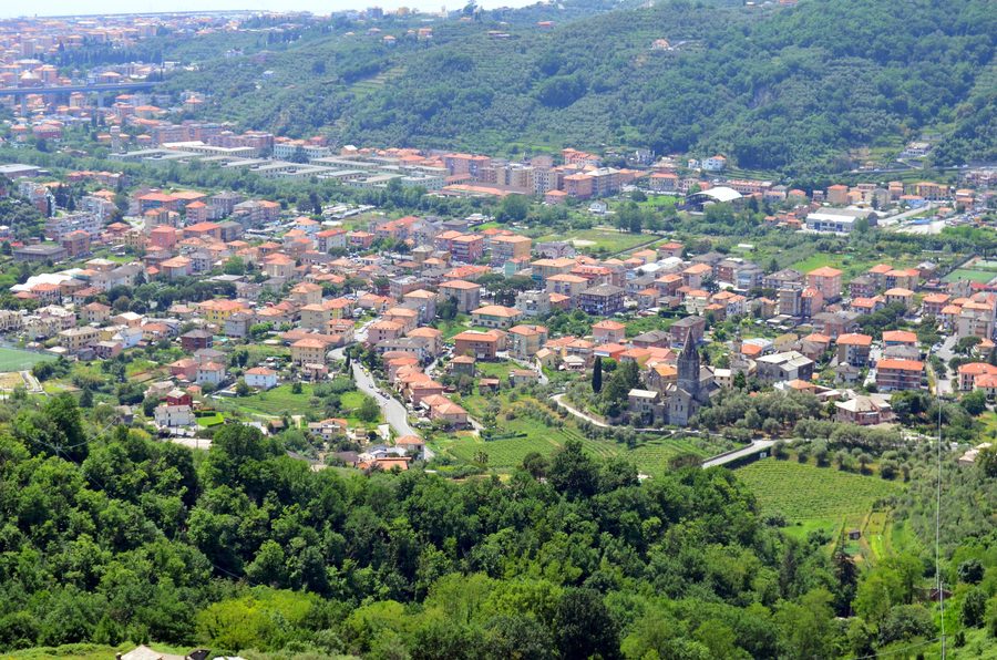 Panorama of Cogorno from Breccanecca with the hilly landscape of Liguria