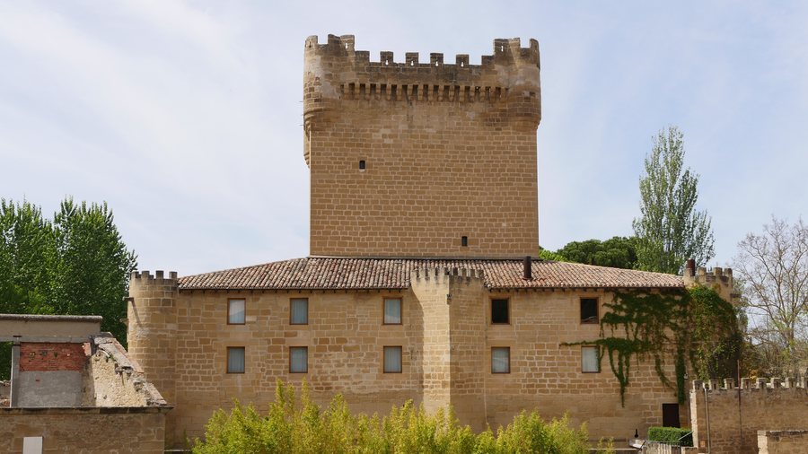 File:Castillo de Cuzcurrita de Rio Tiron - East.jpg