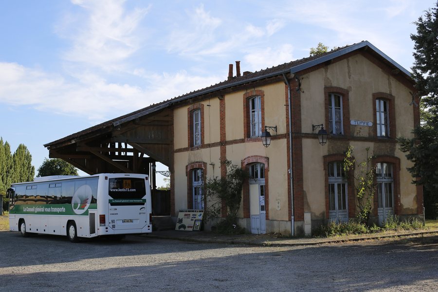 File:Tuffé - gare 01.JPG