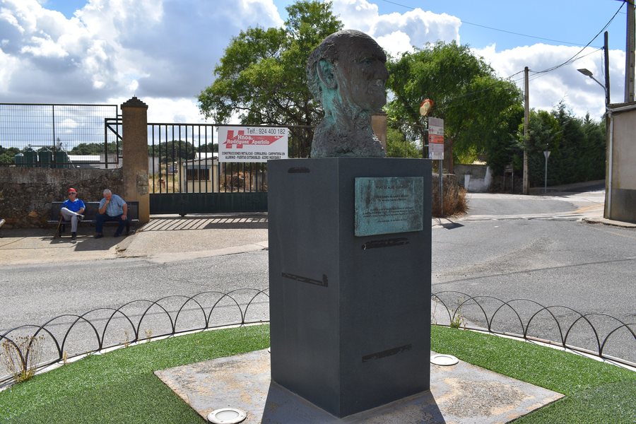 File:Escultura Tipo de Alburquerque, de Aurelio Cabrera Gallardo.jpg