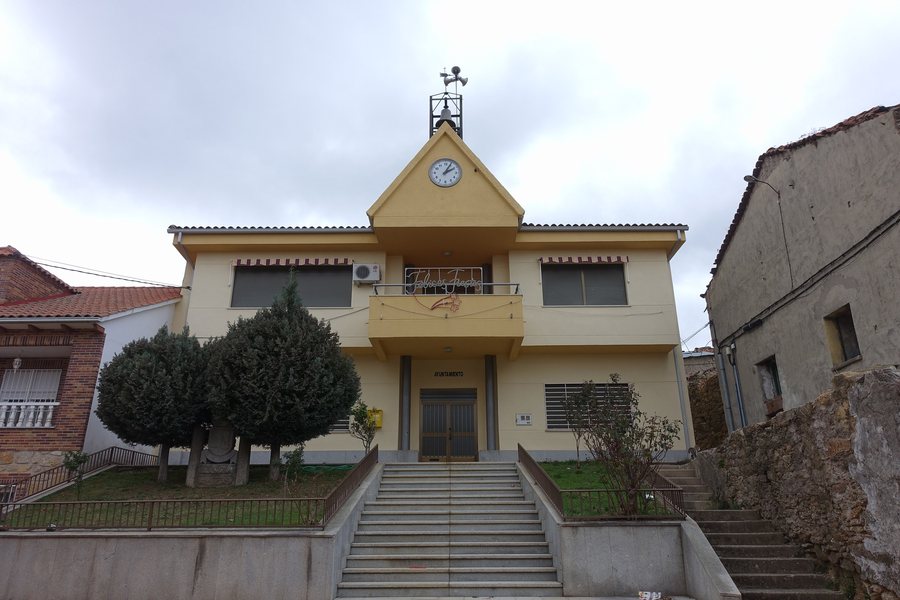 File:Ayuntamiento de El Payo.jpg