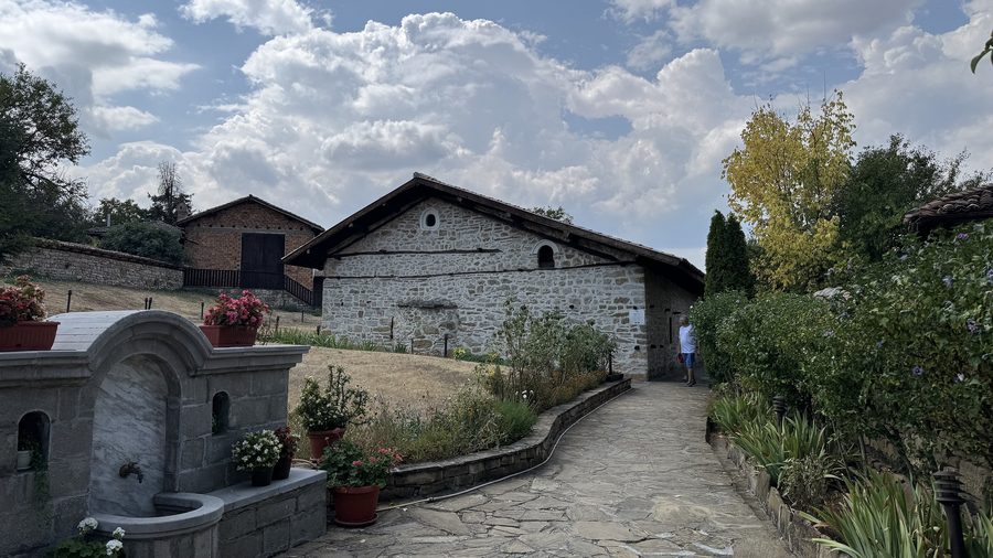 Vue extérieure de l'église Saint-Georges à Arbanasi