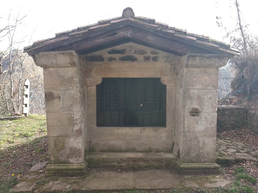 File:Frente del humilladero de Correpoco, Cantabria, España.jpg