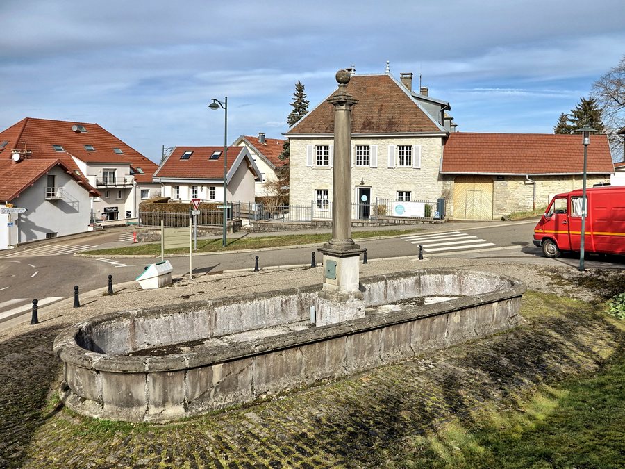 File:Mamirolle, la fontaine-abreuvoir.jpg