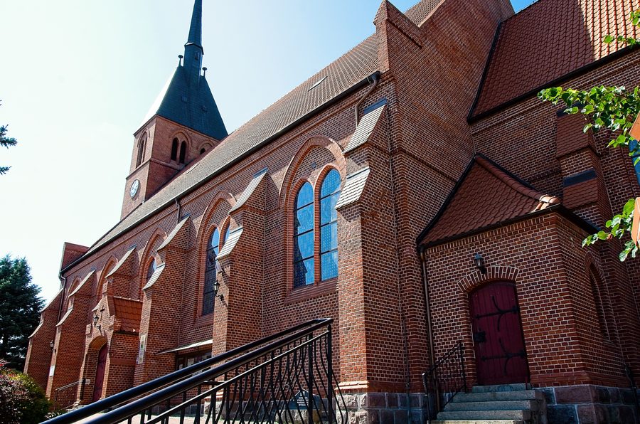 Neogotycki kościół parafialny z końca XIX wieku we wsi Bysław, gmina Lubiewo