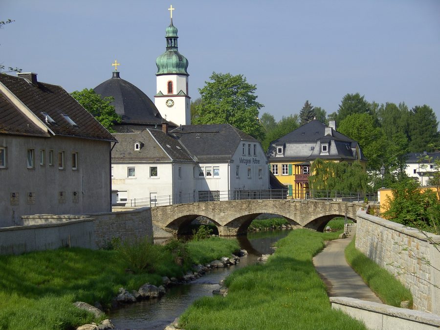 Bridge over the Schwesnitz in Oberkotzau with the Protestant St. James Church in the background.
