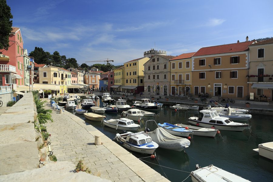 File:J32 221 Veli Lošinj, Innenhafen.jpg