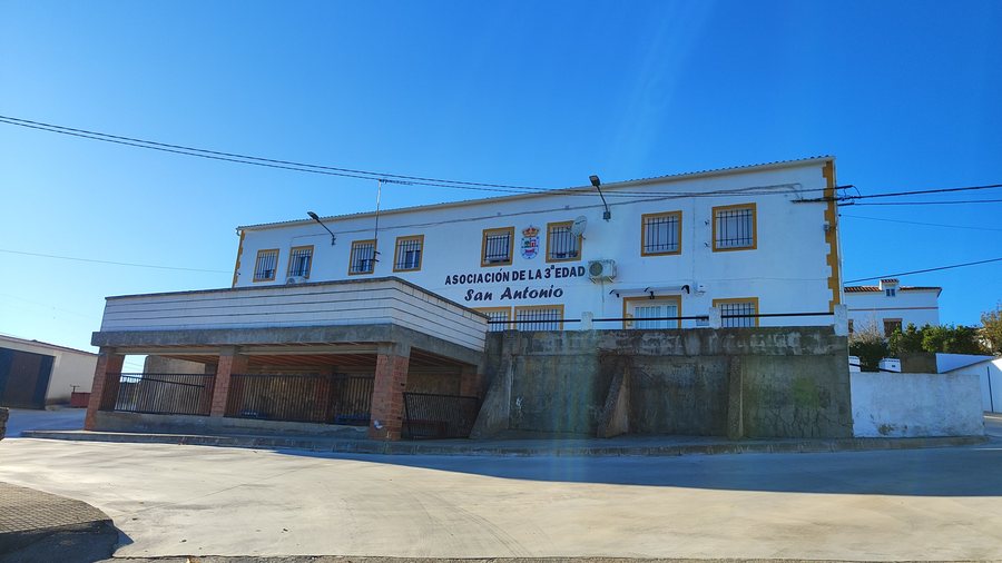 File:Asociación de la 3a edad, San Antonio, Cedillo.jpg