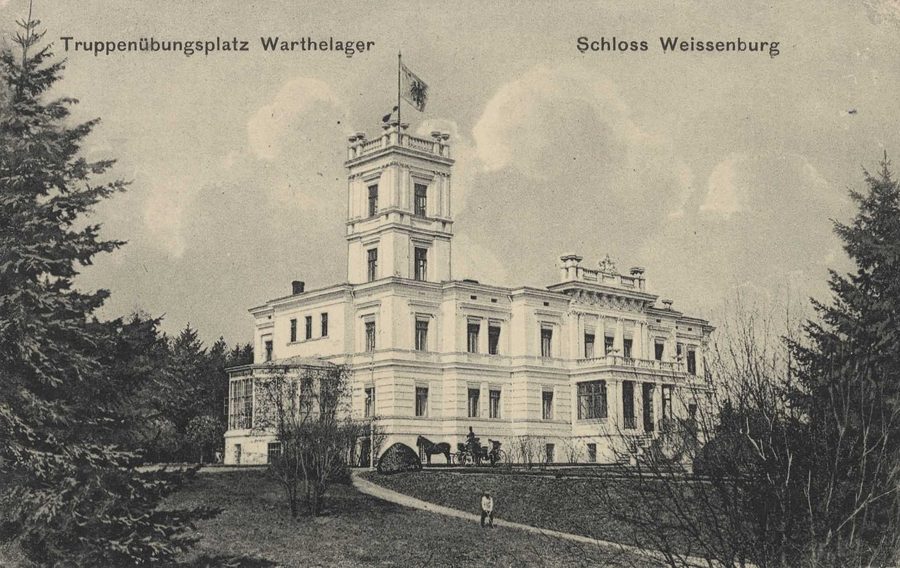 Schloss Weissenburg auf dem Truppenübungsplatz Warthelager bei Posen im Jahr 1915