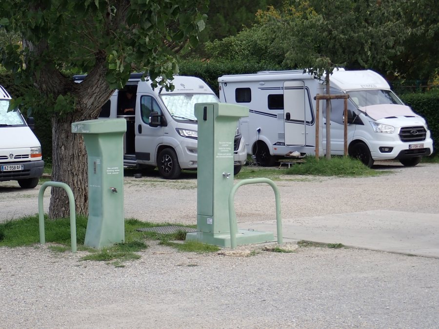 File:Nyons motorhome stopover 01.jpg