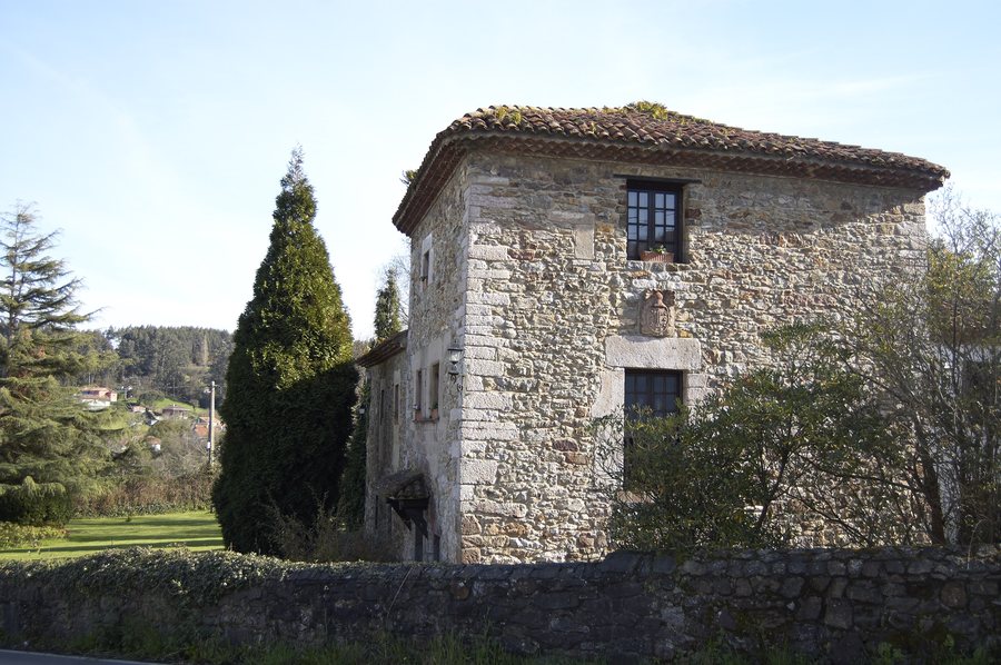 File:59 Palacio de la Moral, Naveces.jpg