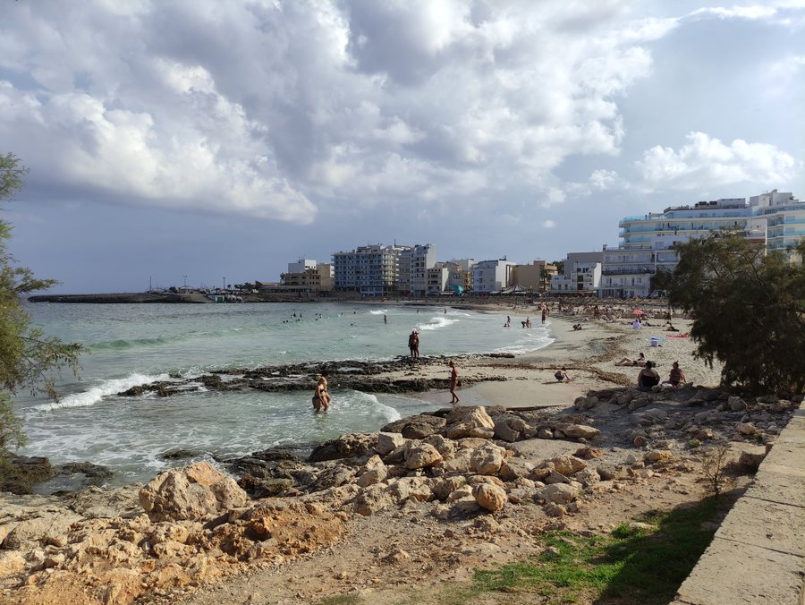 File:S'illot de Sant Llorenc-ko hondartza.jpg