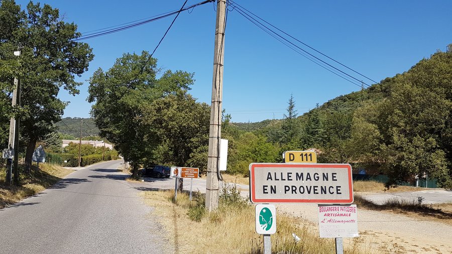 File:Panneau d'entrée de la commune d'Allemagne-en-Provence.jpg