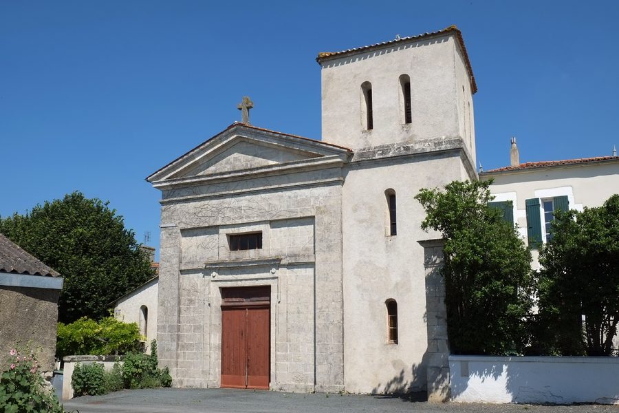 Extérieur de l’église Saint-Cyriaque à Saint-Cyr-du-Doret, en Charente-Maritime
