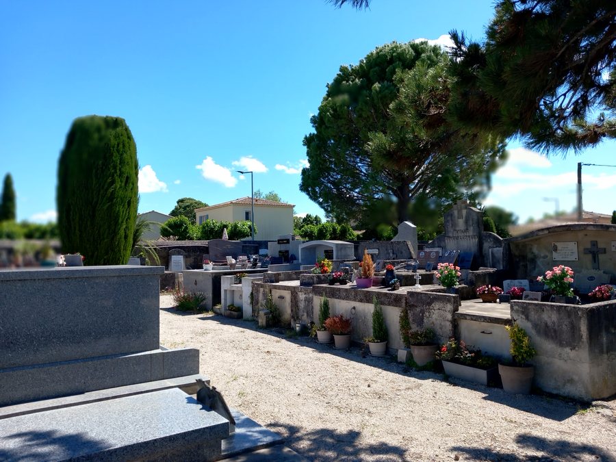 File:Cimetière d'Althen-des-Paluds (35030).jpg