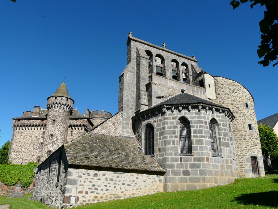 Kirche und Schloss von Les Ternes im Département Cantal
