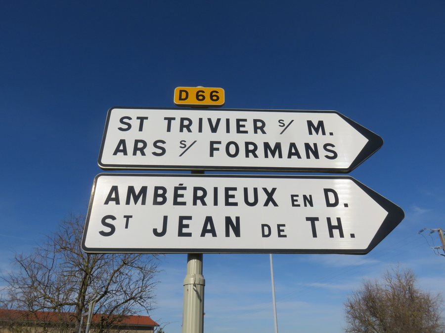 File:Civrieux (Ain) - Panneaux directionnels vers le nord (fév 2019).jpg