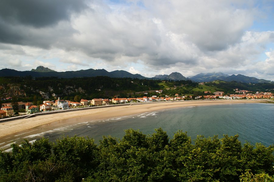 File:Ribadesella beach 1 com.jpg