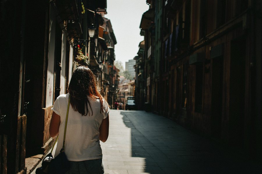 File:Calle Mon - Discovering Oviedo.jpg