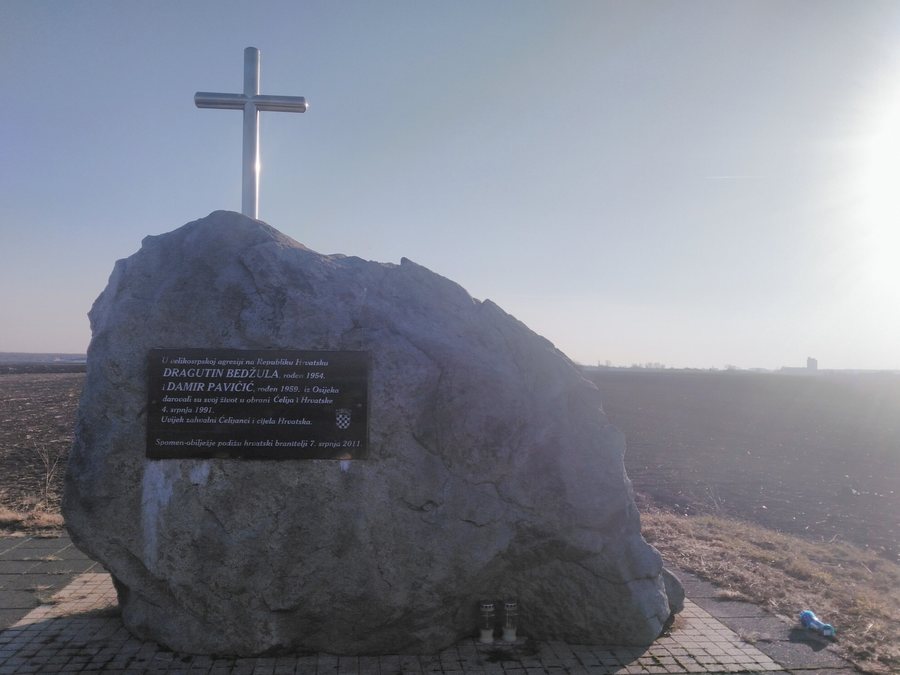 File:Spomenik pored naselja Ćelije-Споменик поред насеља Ћелије.jpg
