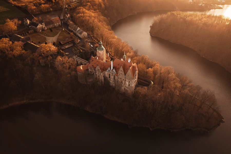 Luftaufnahme von Schloss Czocha im weiteren Umfeld von Leśna