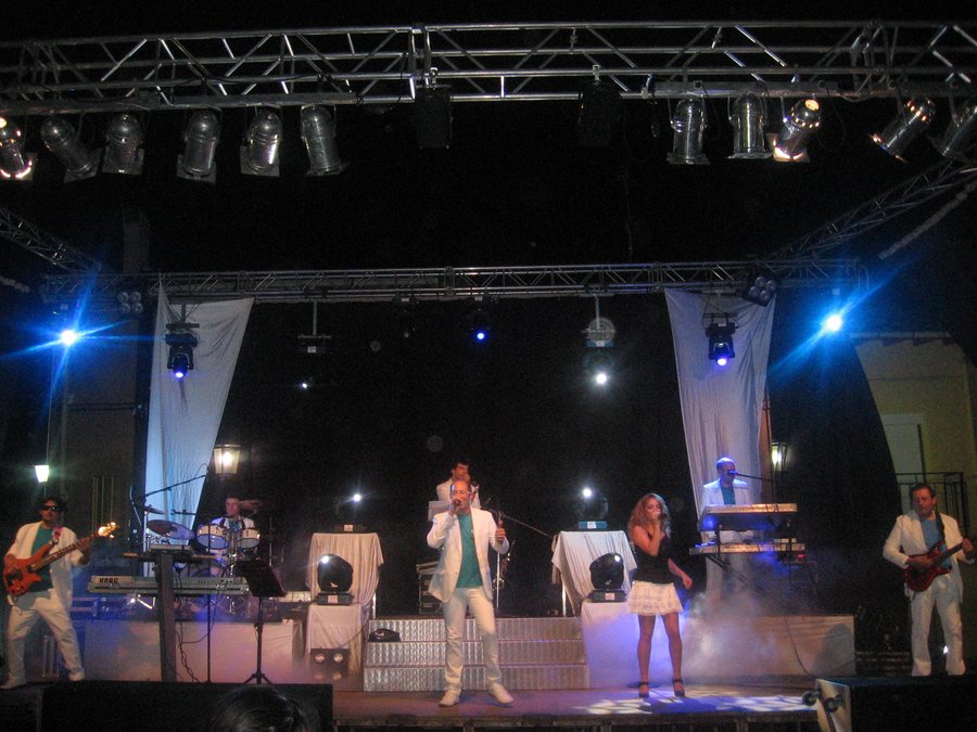 File:Fiestas de casavieja 8Agosto 2010) - panoramio.jpg