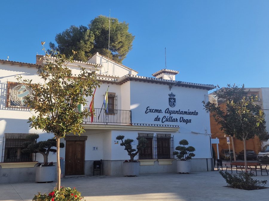 File:Ayuntamiento de Cúllar Vega (Granada).jpg