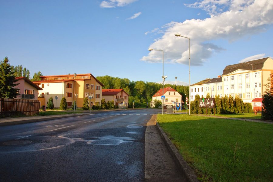 Blick auf den Mírové náměstí in Košťany von Westen